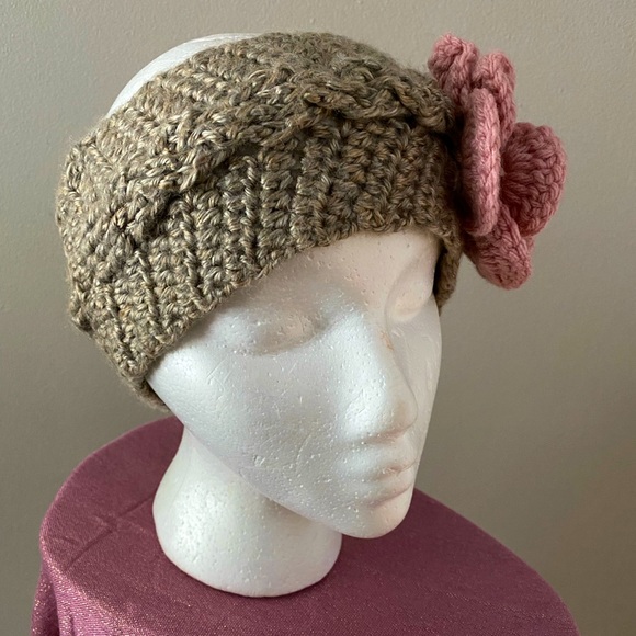 ⭐️🌸 HOST PICK! 🌸⭐️Hand crafted crochet head band with flower accent. New. - Picture 2 of 4